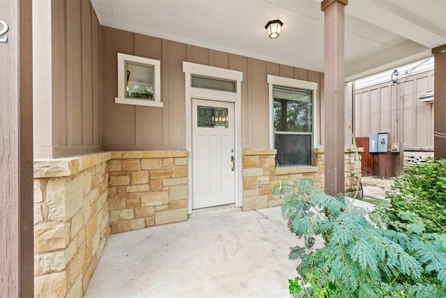 Building Photo - 430 Old Fitzhugh Rd