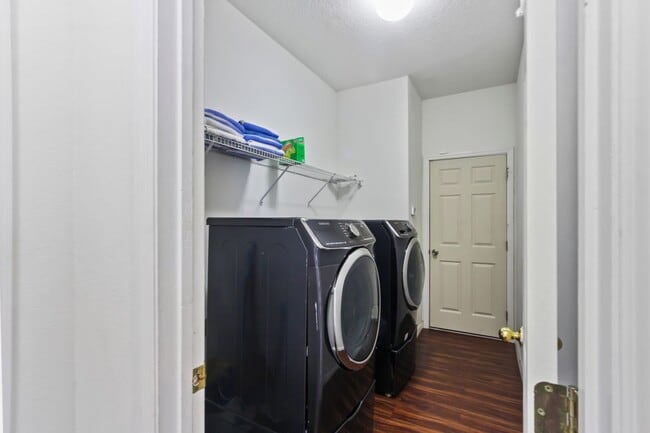 Building Photo - 131 Willow View Dr