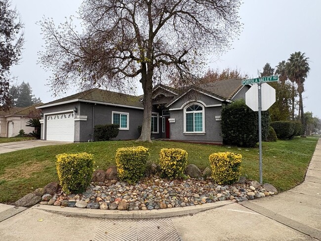 Building Photo - 3 Bedroom Home