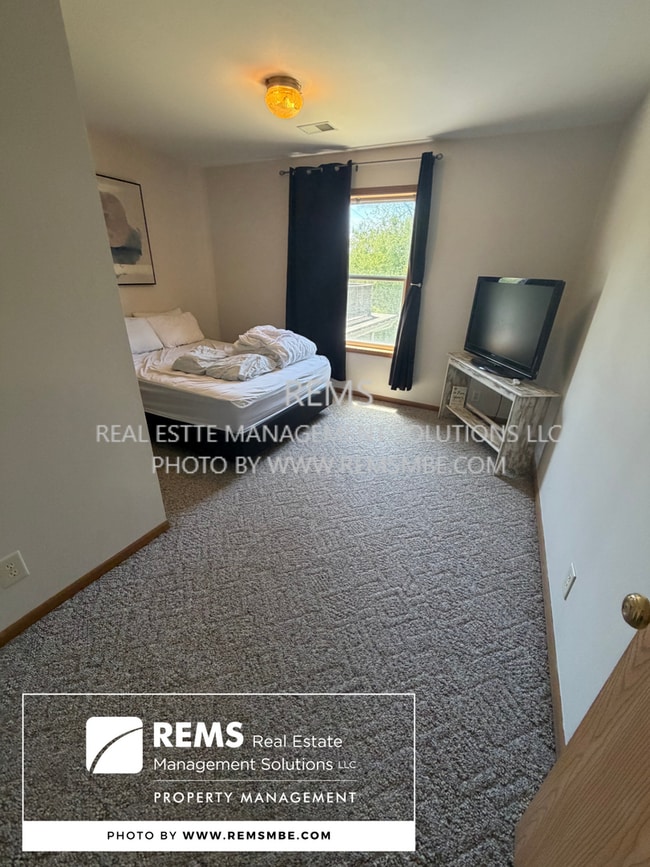 Building Photo - 815 Island Ct