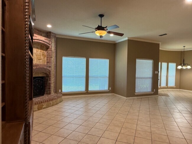 Building Photo - 2207 Canterbury Dr