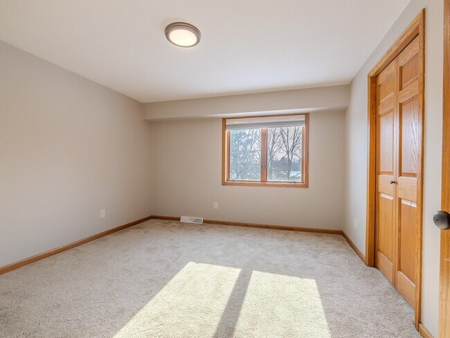 Building Photo - 2630 Glencairin Dr NW