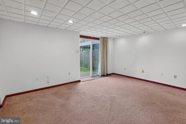 Building Photo - 562 Susan Dr