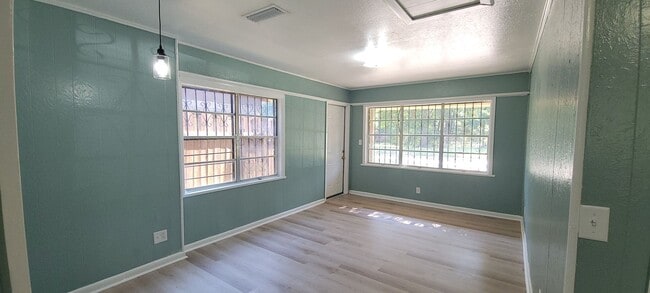 Building Photo - Beautiful 4 bedroom/1 bath home fully reha...