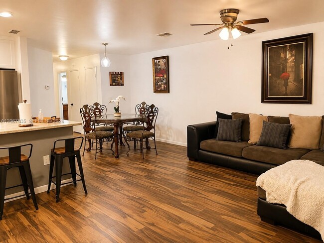 Building Photo - 4633 Vilabella Dr