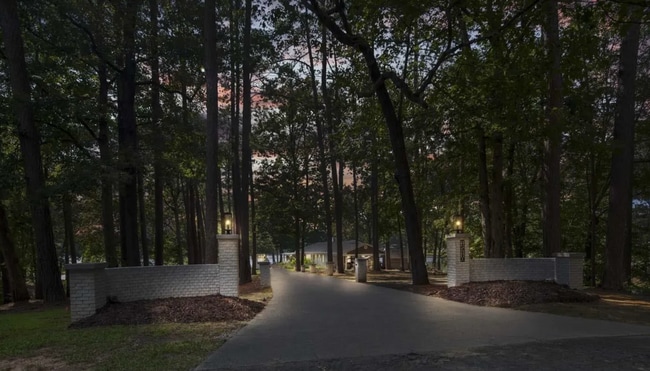 Building Photo - NEW LISTING!!!!!