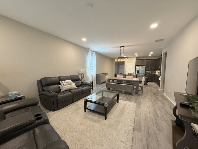 Building Photo - "Charming 3-Bed Oasis with 2 Full Baths in...