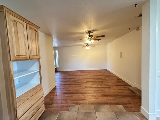 Building Photo - Stunning Remodel, 2 Bed 2 Bath Home with Pool Service!