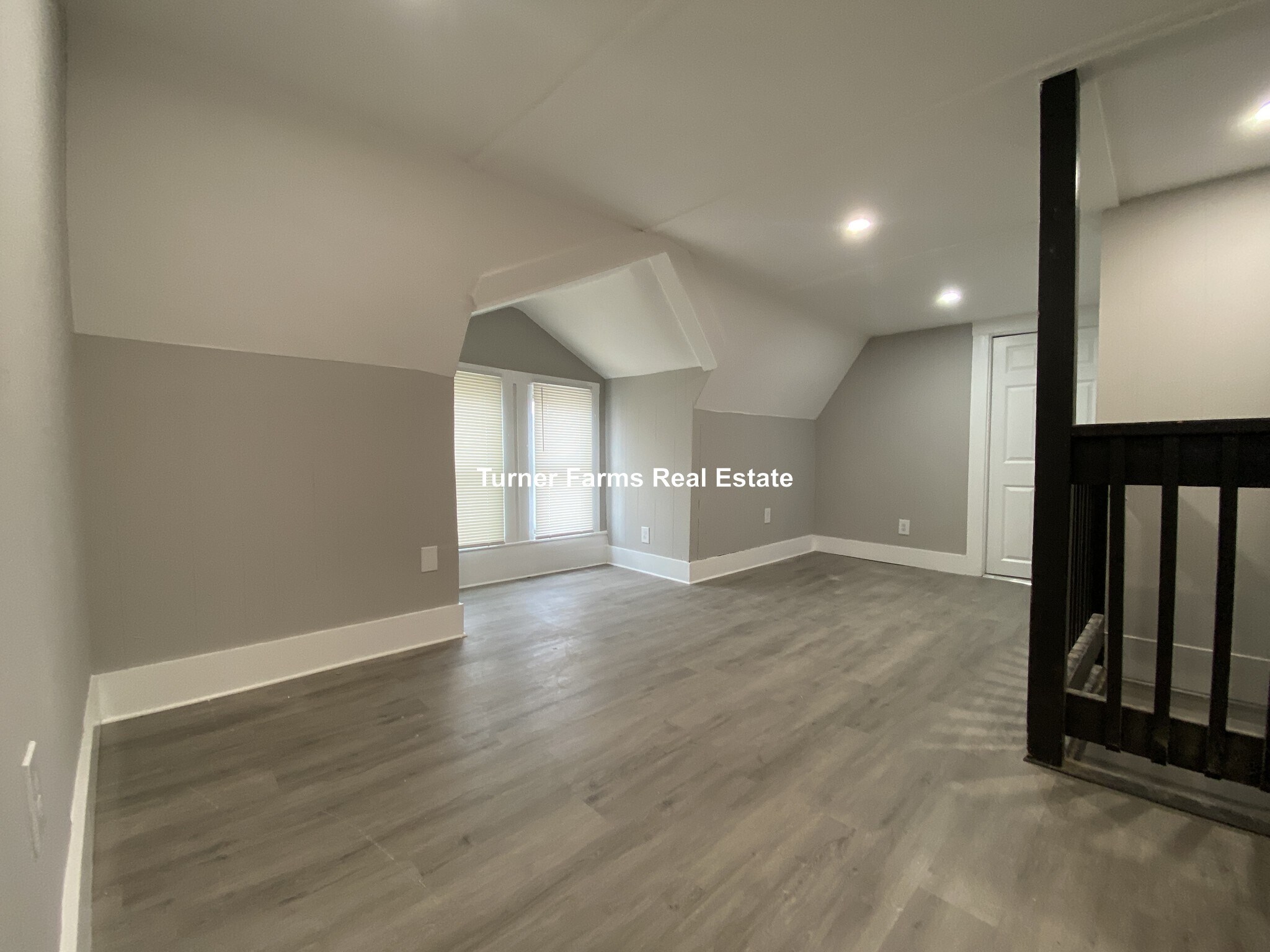 Building Photo - 35 Humphreys St