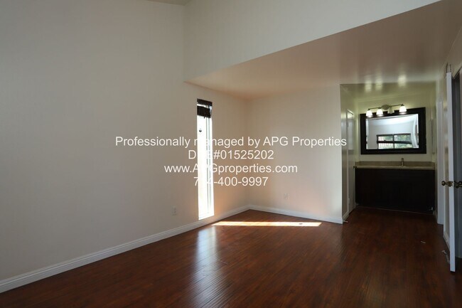 Building Photo - 2 Bed + 2 bath split level Condo with a 2 ...