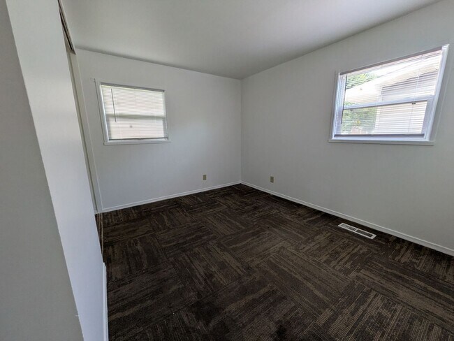 Building Photo - 3 bedroom available for immediate move in!