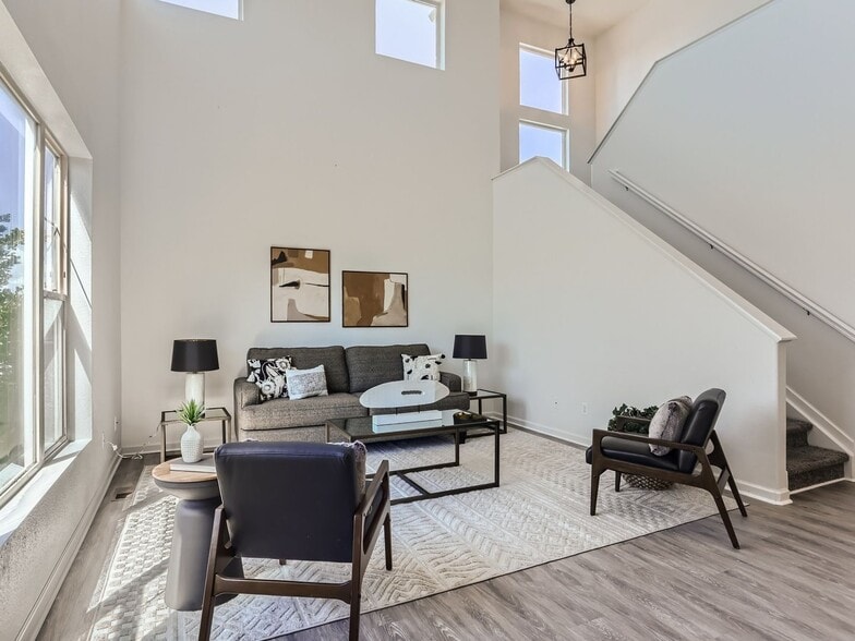 Building Photo - 20046 E Lasalle Dr