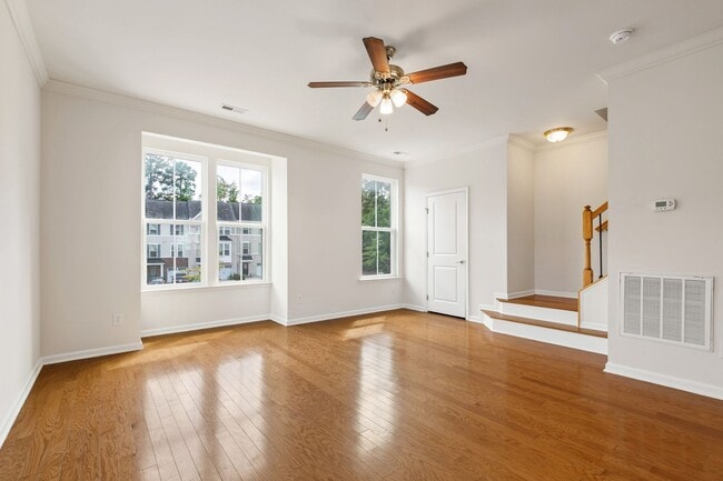 Building Photo - Beautifully Maintained 4BR/3.5BA End-Unit ...