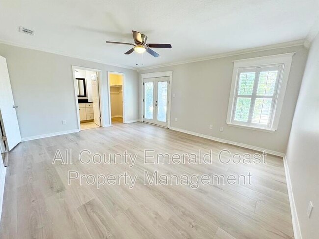 Building Photo - 710 Swan Ln