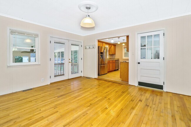 Building Photo - 1510 Crescent Dr