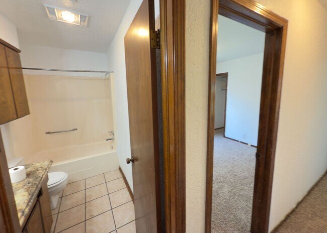 Building Photo - $500 OFF MOVE IN SPECIAL | Duplex in Centr...