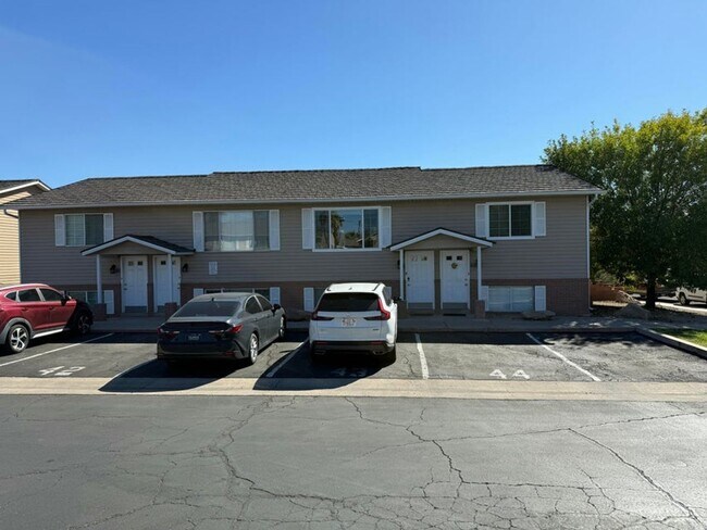 Building Photo - Gorgeous Remodeled 3 Bedroom Home in St. George!