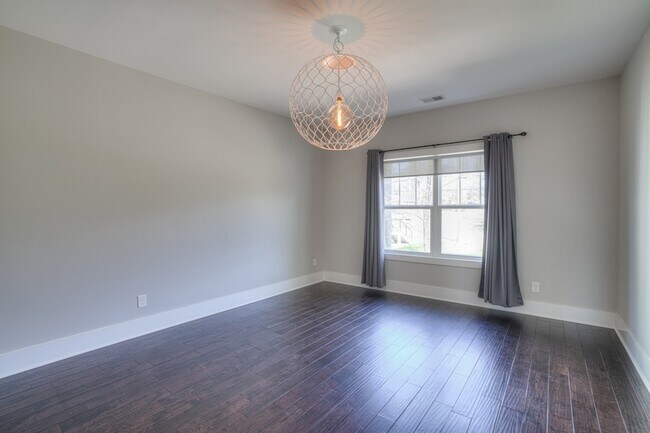 Building Photo - 908 Youngs Ln