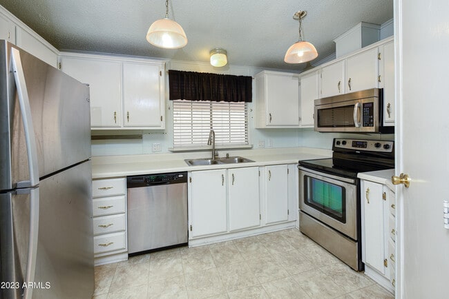 Building Photo - 6178 S Pinehurst Dr