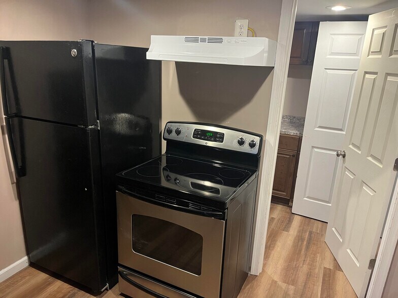 stove and fridge - 2525 Wendover Rd