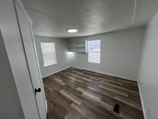Building Photo - Newly Renovated Small 2BR w/Den Guest House