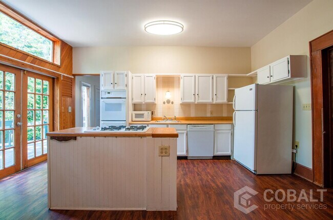 Building Photo - 856 Monroe Dr NE