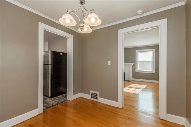 Building Photo - 1432 W 48th St