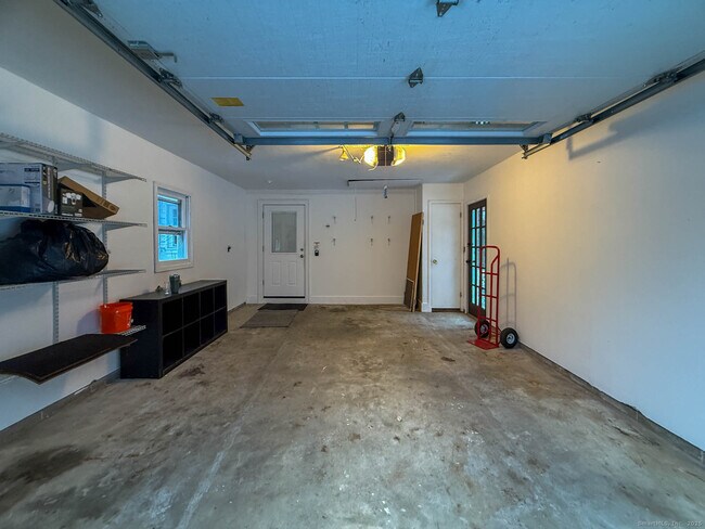 Building Photo - 2 Maple Ln