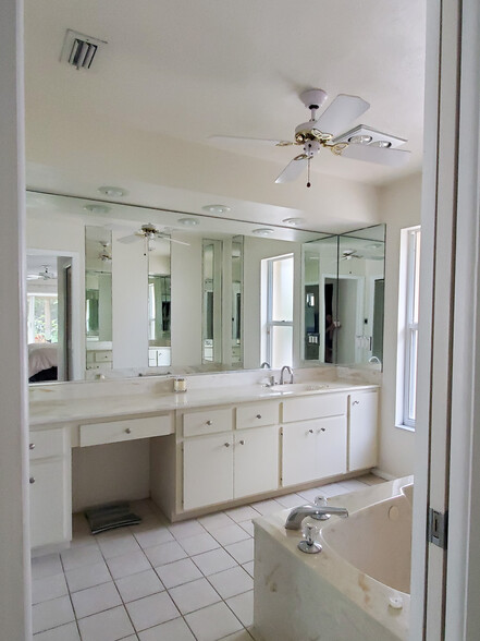 Master bath - 6960 Country Lakes Cir