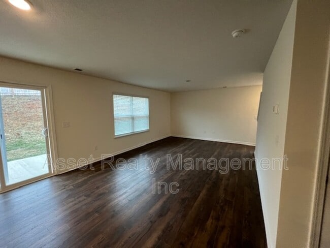 Building Photo - 305 Aspen Dr
