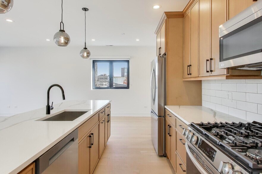 Building Photo - 1619 W Lawrence Ave