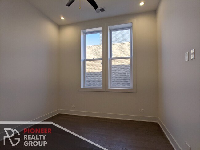 Building Photo - 2121 W Belmont Ave