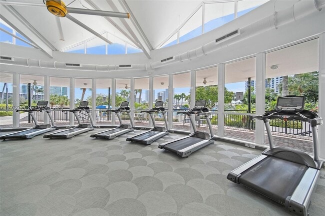 Building Photo - 2500 Parkview Dr