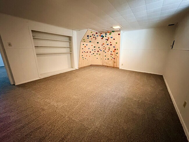 Building Photo - 5 Bed/1.5 Bath Beacon Hill Home with Gorgeous Views!