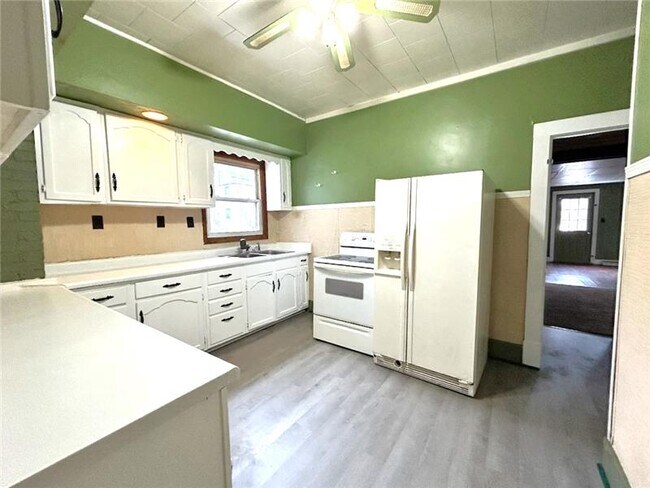 Building Photo - 214 W Warren St