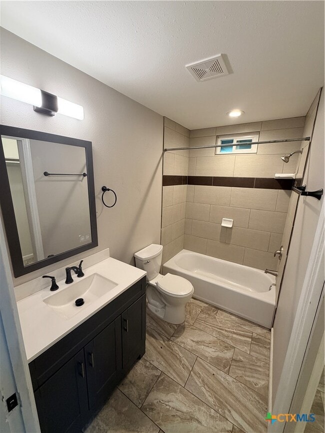 Building Photo - 1537 Post Rd