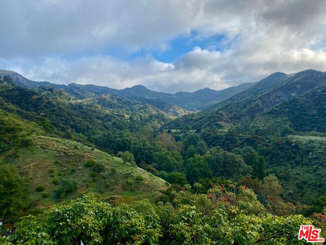 Building Photo - 2843 Lambert Dr