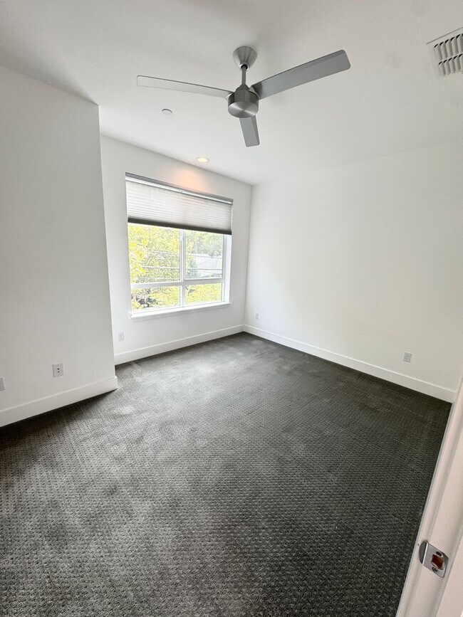 Building Photo - Luxury 3 Bed / 3 Bath Modern Home in Downtown Sacramento – Mansion Flats