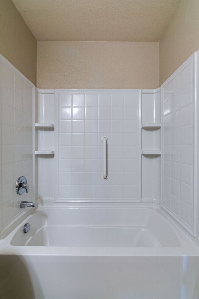 Building Photo - "Beautiful 3-Bedroom, 2-Bath Home with Ope...