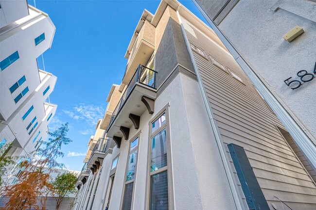 Building Photo - 5838 E Post Oak Ln