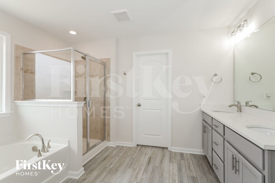 Building Photo - 2641 Kinmere Dr