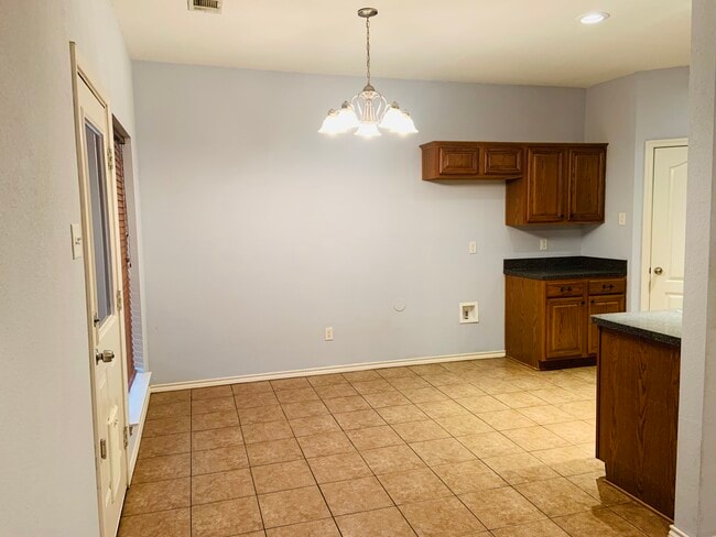 Building Photo - 1613 Makayla Ln