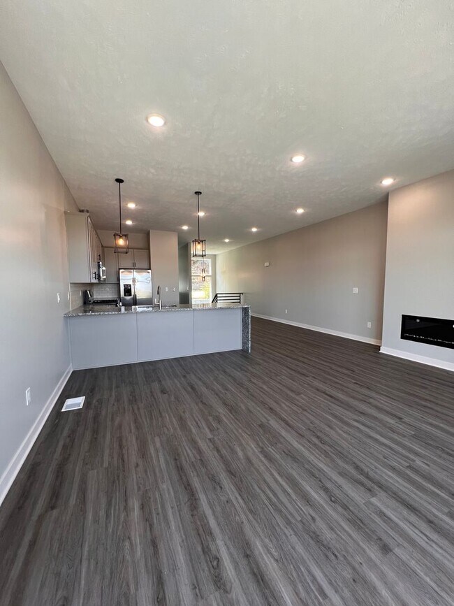 Building Photo - Luxury Living In Midtown near UNMC - 2bed 3bath + Garage