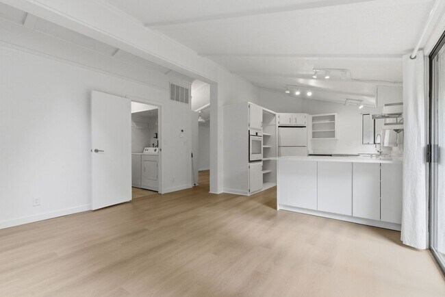Building Photo - Single level Bainbridge Island home