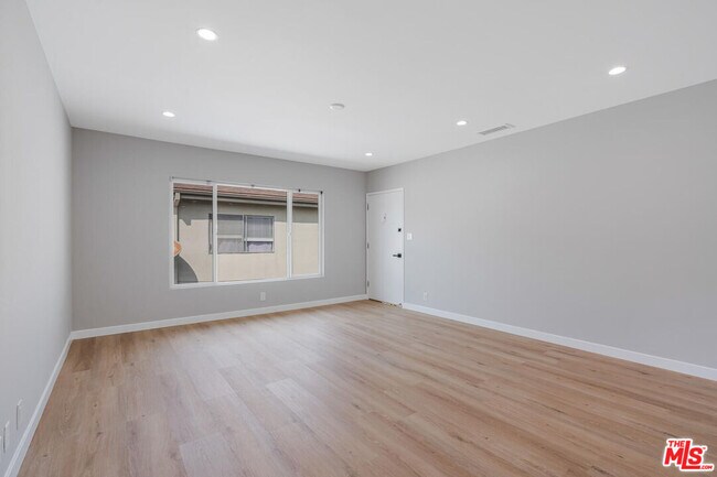 Building Photo - 4023 Lincoln Ave