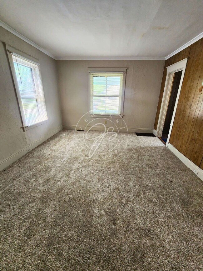 Building Photo - Spacious 3-Bedroom Home with Bonus Room and 1.5 Baths