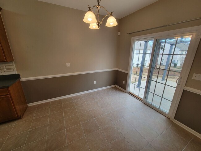 Building Photo - 4 Bedroom, 2.5 Bath Home Available in Hammett Grove Neighborhood