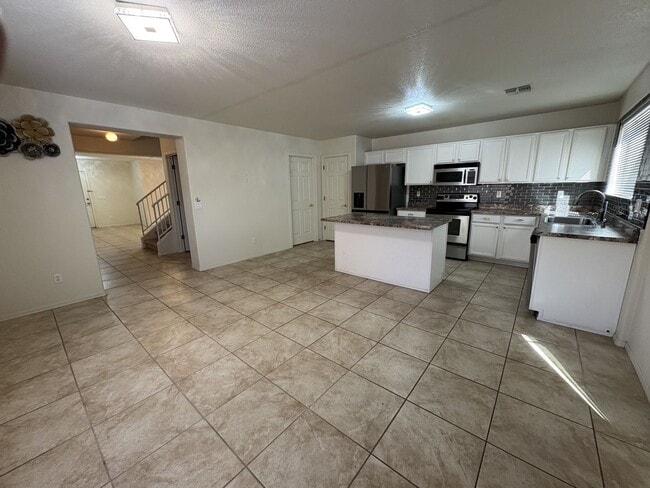 Building Photo - Riverhaven Great Central Location