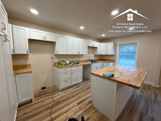 Building Photo - 703 W 7th St