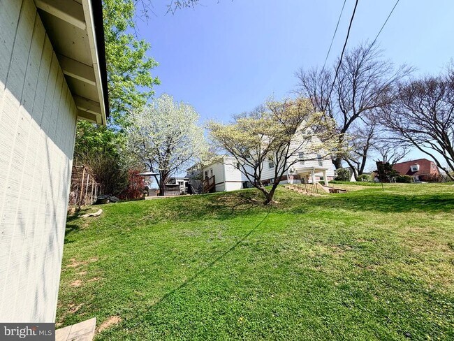 Building Photo - 2916 Meadow Ln